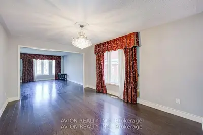 29 Charrington Crescent, Markham, On L3r 0r2