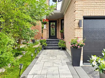 161 Austin Paul Drive N, Newmarket, On L3x 2k6