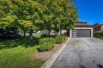 3 Royal Court, Bradford West Gwillimbury, On L3z 2p5