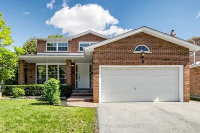 5 Standish Crescent, Markham, On L3p 4a4
