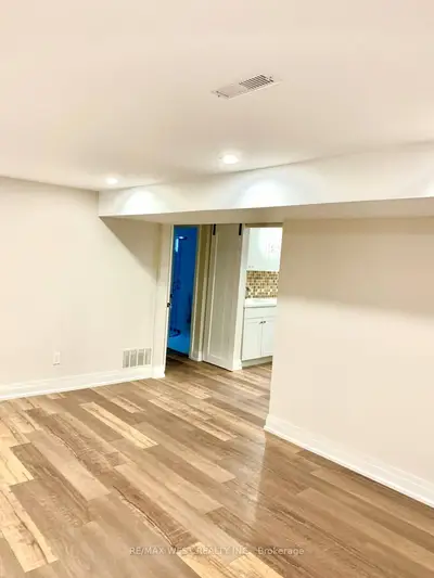 5 Mcdonald Drive Basement, Aurora, On L4g 2t4