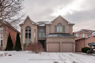 23a Mackay Drive, Richmond Hill, On L4c 6n9