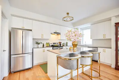 70 Baynes Way 8, Bradford West Gwillimbury, On L3z 4m3