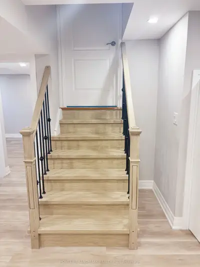 18 Halldorson Avenue, Aurora, On L4g 7z2