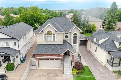 28 Ellerby Square N, Vaughan, On L4l 1n1