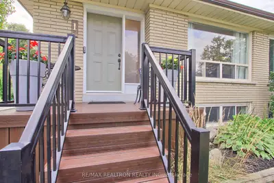 1 Mcdonald Drive, Aurora, On L4g 2t4