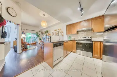 8 Maison Parc Court 102, Vaughan, On L4j 9k5