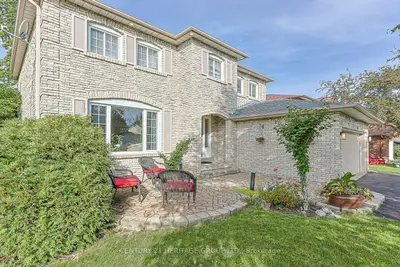 66 Howlett Avenue, Newmarket, On L3y 5s5