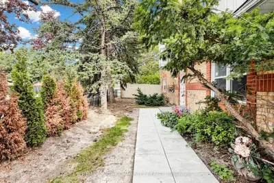 1 Edenbridge Drive, Vaughan, On L4j 8c3