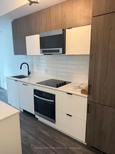 21 Waterhouse Way, Richmond Hill, On L4c 9h8