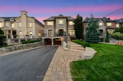 126 Hillview Road, Aurora, On L4g 2m5