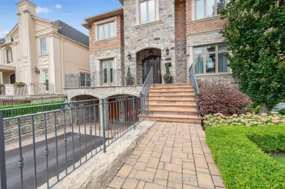 126 Hillview Road, Aurora, On L4g 2m5