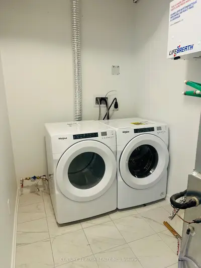 22 Lytham Green Circle 14, Newmarket, On L3y 0h5