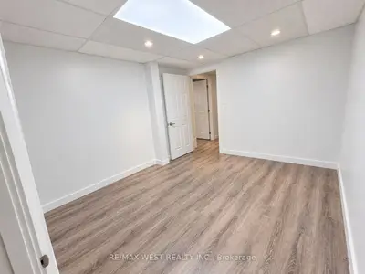 1102 Centre Street 1b - Rm 2, Vaughan, On L4j 3m8
