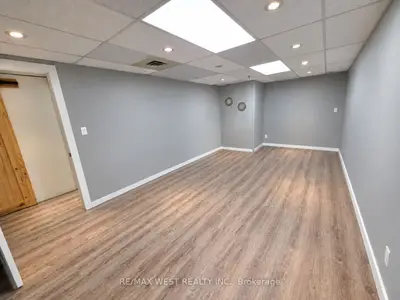 1102 Centre Street 1b - Rm 3, Vaughan, On L4j 3m8