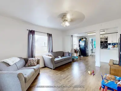 156 The Queensway Street S, Georgina, On L4p 2a2