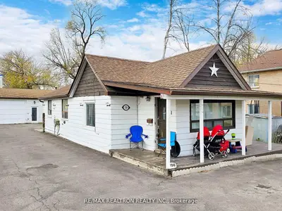 156 The Queensway Street S, Georgina, On L4p 2a2