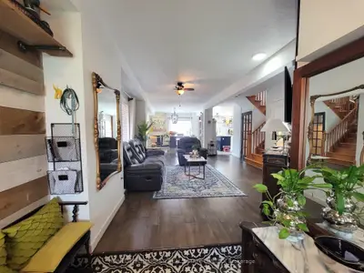 256 Mcbride Crescent, Newmarket, On L3x 2w4