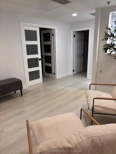 38 Wellington Street E 3b, Aurora, On L4g 1h5