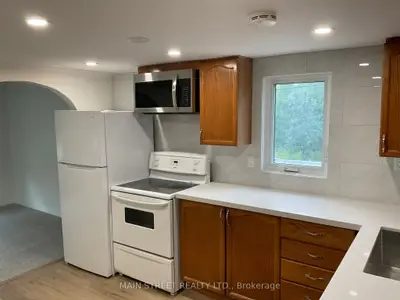 161 Charlotte Street Upper, Newmarket, On L3y 3s7