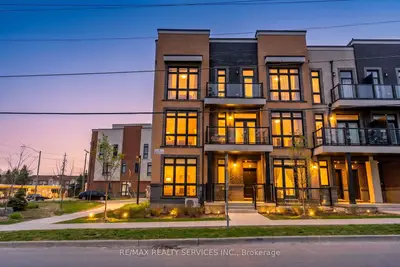 1 Bond Crescent 5, Richmond Hill, On L4e 1j4