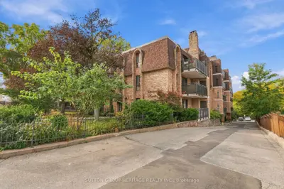 15390 Yonge Street 406, Aurora, On L4g 1n8