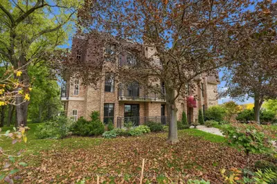 15390 Yonge Street 406, Aurora, On L4g 1n8
