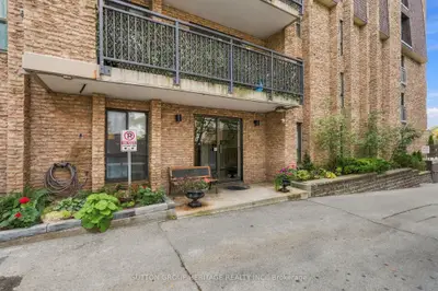 15390 Yonge Street 406, Aurora, On L4g 1n8