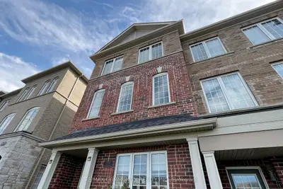 221 Harding Park Street, Newmarket, On L3y 0e3