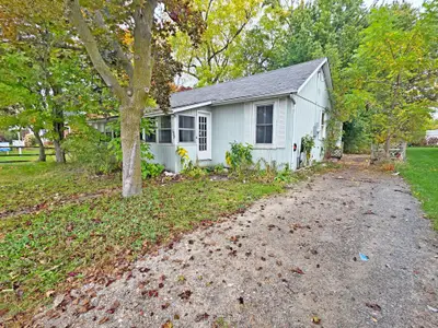 49 High Street, Georgina, On L0e 1r0