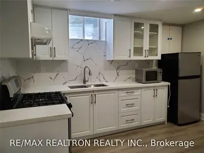 6 Lilley Court 1, Richmond Hill, On L4c 8x4