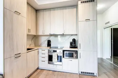 60 Honeycrisp Crescent 105, Vaughan, On L4k 0n5