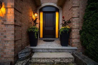 904 Damascus Court, Newmarket, On L3x 1l1