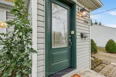 250 Helmer Avenue, Newmarket, On L3y 4l9