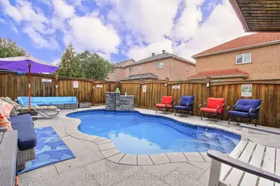 196 Wainscot Avenue, Newmarket, On L3x 2x4