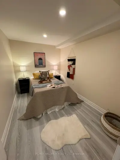 248 Crossland Gate Room 2, Newmarket, On L3x 1a9