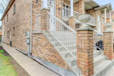 171 freemont Street main, Vaughan, ON L4K 5H6