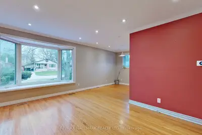 16 Knowles Crescent, Aurora, On L4g 1z7