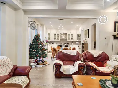211 Hillsview Drive, Richmond Hill, On L4c 4l8
