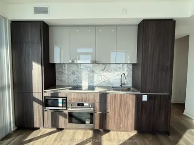8 Interchange Way 5212, Vaughan, On L4k 5z7
