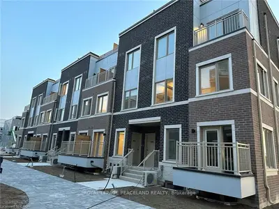 21 Honeycrisp Crescent 39, Vaughan, On L4k 5z8
