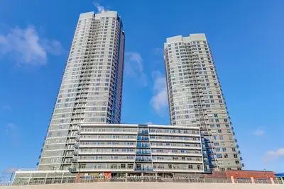 30 Upper Mall Way 3006, Vaughan, On L4j 0l7