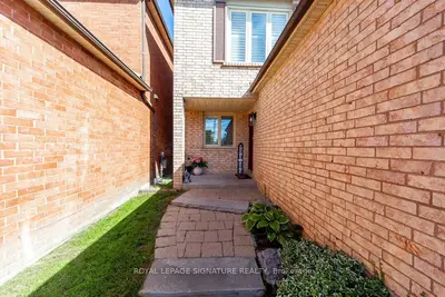 28 Augusta Court, Markham, On L3t 7k7