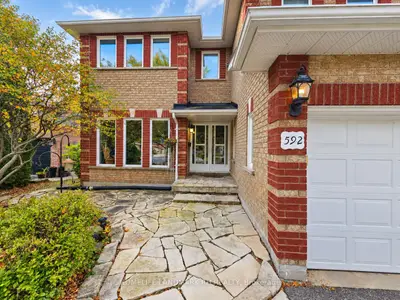 592 Dutch Elliott Court, Newmarket, On L3y 8l1
