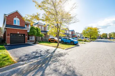 562 Pelletier Court, Newmarket, On L3x 2n7