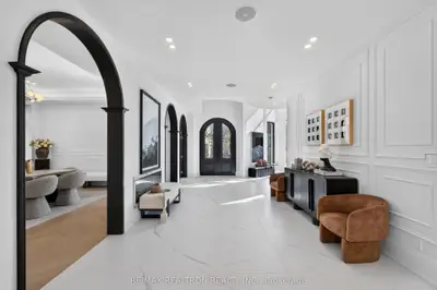 126 Garden Avenue, Richmond Hill, On L4c 6m1