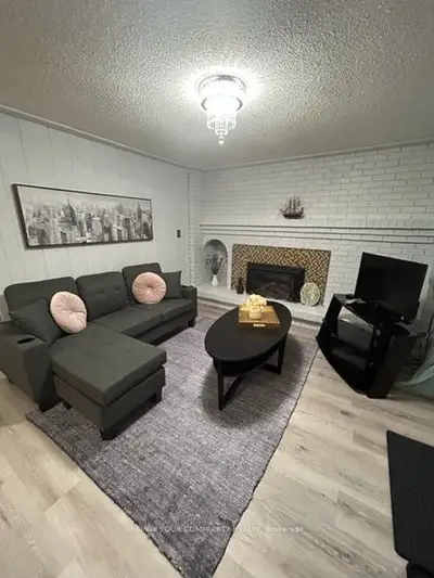 77 Garden Avenue, Richmond Hill, On L4c 6l6
