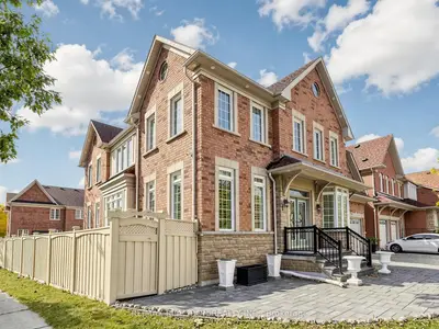 1 Crossroads Drive, Richmond Hill, On L4e 5e3
