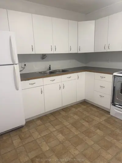 10 Brock Street 2 East, Uxbridge, On L9p 1p1