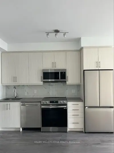 95 Oneida Crescent 706, Richmond Hill, On L4b 0b1